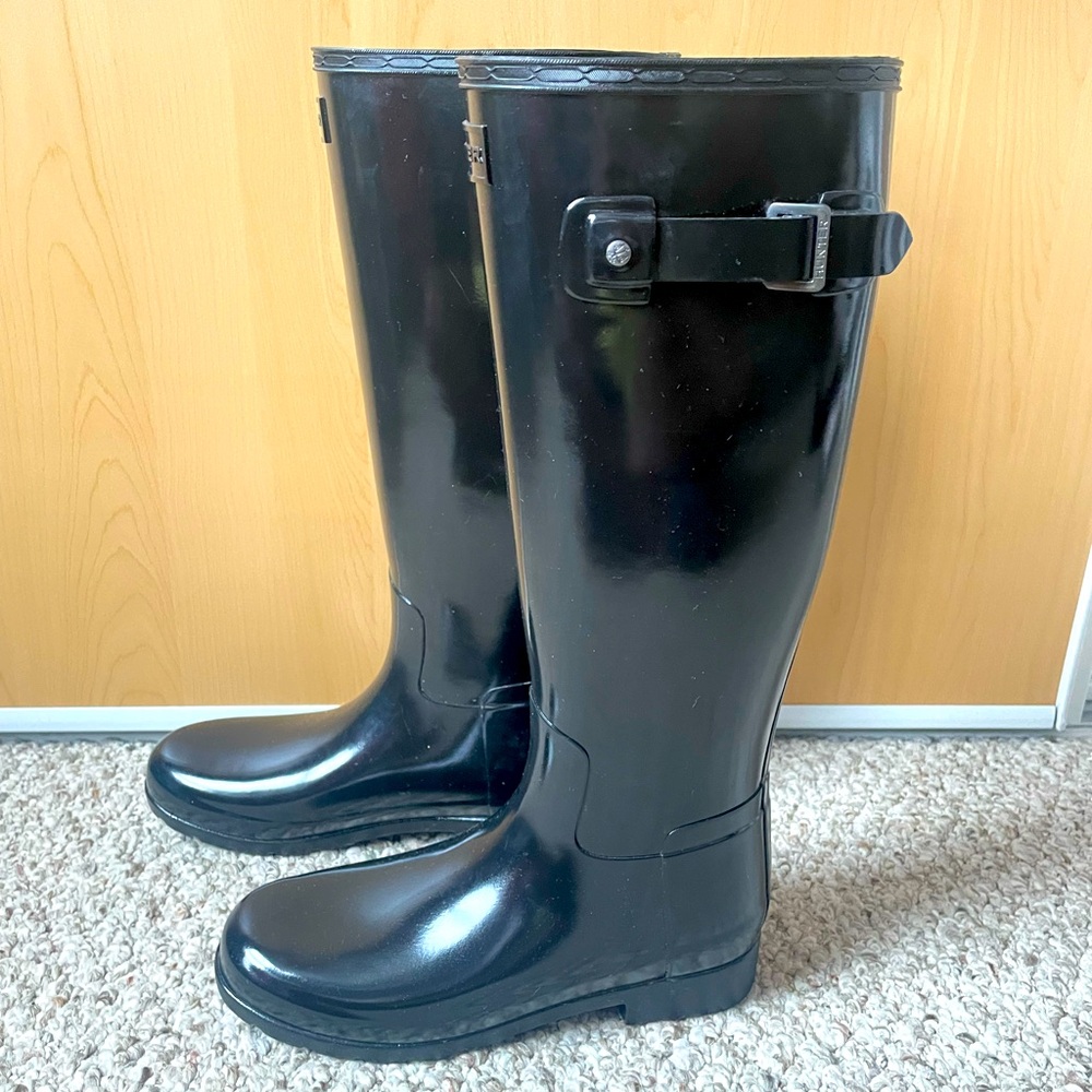 Black Tall Hunter boots size us 7 / uk5 / Eu 38.
Never worn brand new.